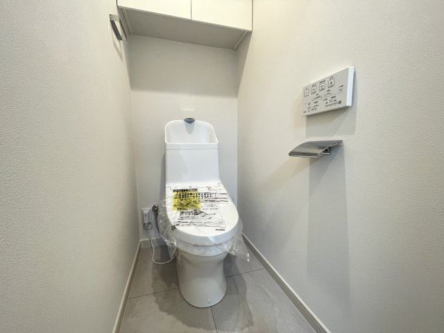 温水洗浄便座付きの清潔感あるトイレは、落ち着いた空間に。　