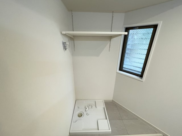 洗濯機置き場の上にも収納スペースがあり、小さなお子様の洗剤等の誤飲も心配不要。　