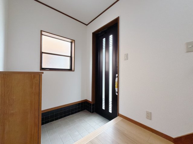 ■玄関｜毎日の「いってらっしゃい」や「お帰りなさい」を大切なご家族と過ごす玄関は〈使いやすさ〉を追求しております。玄関横の物入は急な来客時でもさっとお片付けできるスペースを確保しています。