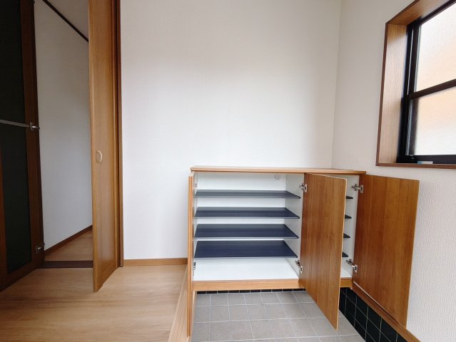 ■玄関｜家族の靴がたくさんしまえる下駄箱付き。お子様の靴がこれから増えても安心な大きさです。