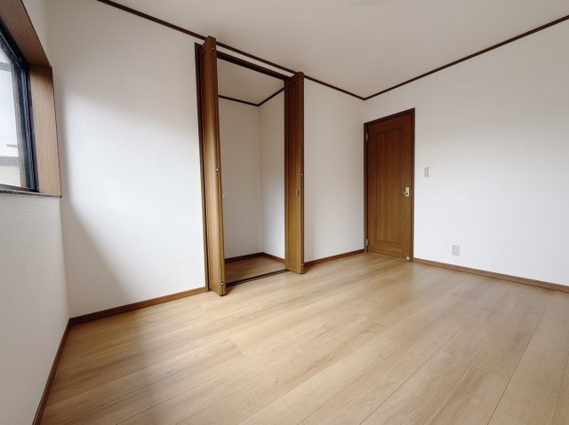 ■2階洋室｜お子様の一人部屋にピッタリな洋室。木のぬくもりを感じるフローリングは、天然木の味わいが時とともに深みを増していきます。また、傷にも強く、フリーワックスでお手入れもラクラクです♪