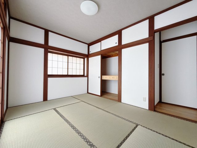 ■1階和室｜「続き間の和室」は子育て世代にこそ適しています。お子様のお昼寝スペースや、洗濯物をたたむのに便利です。客間やリビングの延長としても使えます。