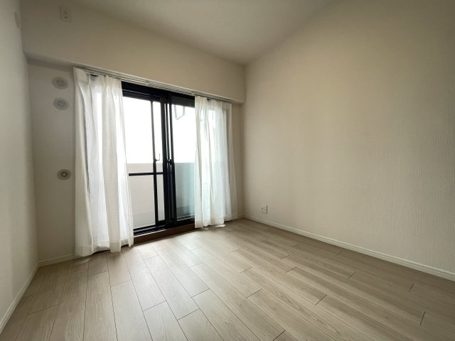 大きな掃き出し窓がついた洋室は、日中は照明がなくても明るく、子ども部屋としてもピッタリ。