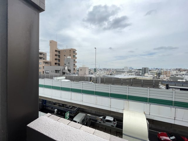 南東向きで陽当たり良好のバルコニーです。