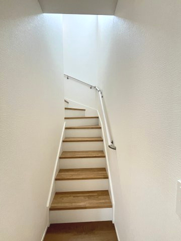 現地写真。2階へ上がる階段です。手摺もついて安全ですね。