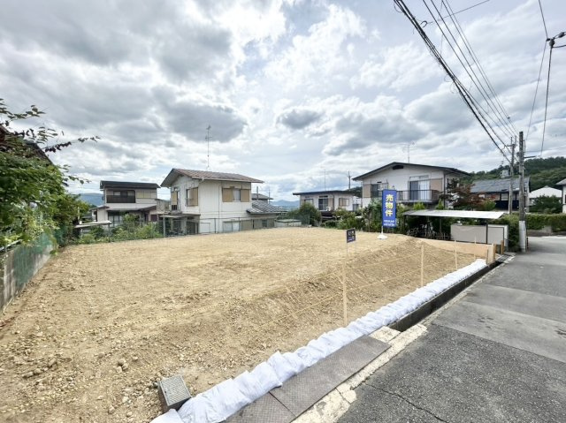 前面道路広々約5．2ｍあり、運転が不慣れな方でもお車の出し入れが安心です。