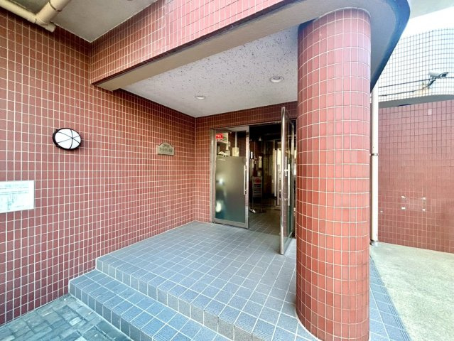マンションのエントランスには、もともと風よけや防犯の役割がありますが、マンションによって宅配ボックスなどの設備が備わっている所もあります。日々の生活をイメージしながら生活しやすさをチェックしましょう。