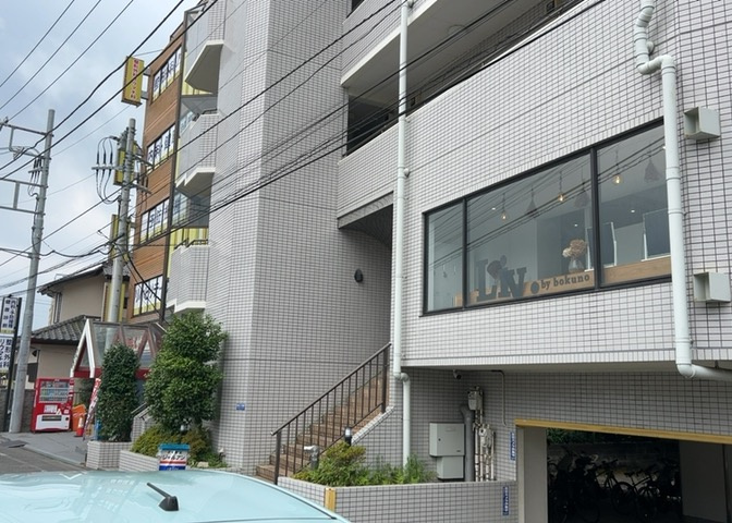中庭（パティオ）とは、一つの建築物の内部に設けられた、壁などで囲われている庭のことを指します。コの字型、ロの字型が主流ですが、L字型の中庭もあります。最近では、インテリア性の高さからも人気があります。