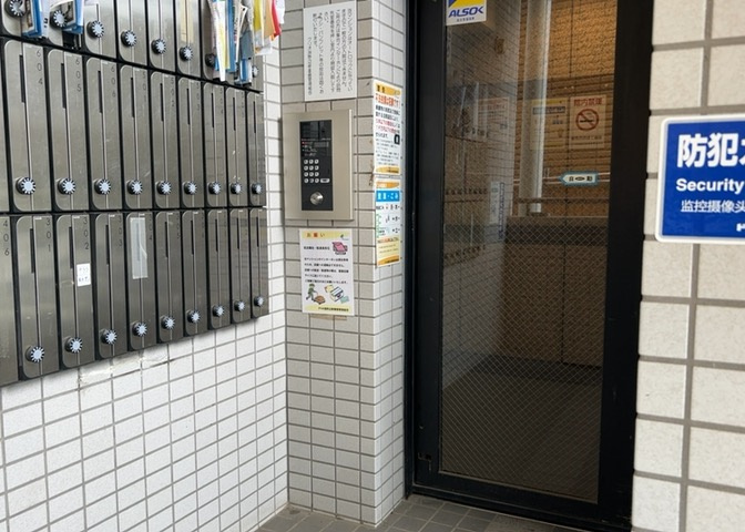ラウンジは、マンションの共用スペースに椅子やテーブルなどを配置した利用者が寛げる空間です。屋内型ラウンジと屋外型ラウンジがあります。共用部分の管理状況と合わせて、詳細については現地でご確認ください。
