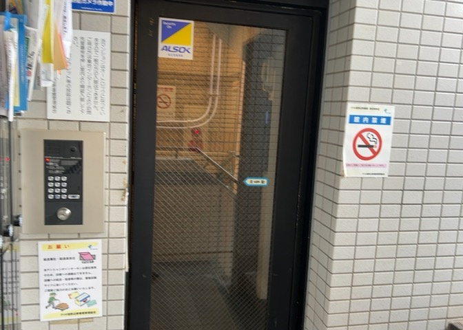 受付はマンションコンシェルジュがいる場合もあれば、管理人が滞在する小部屋を総称して呼ぶことがあります。主にエントランスに設置されていることから、防犯面でも期待ができます。防犯設備がない場合はより安心！