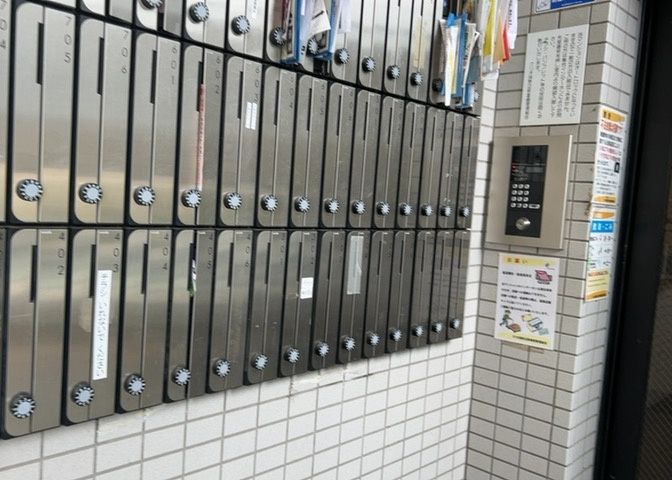 エントランス付近に設置されている集合ポストは、住んでいる部屋と離れているため、ポストをあさるなど誰かに何かされていても被害に気づきにくいです。入居する時には他人に特定されにくい番号で鍵をかけましょう！