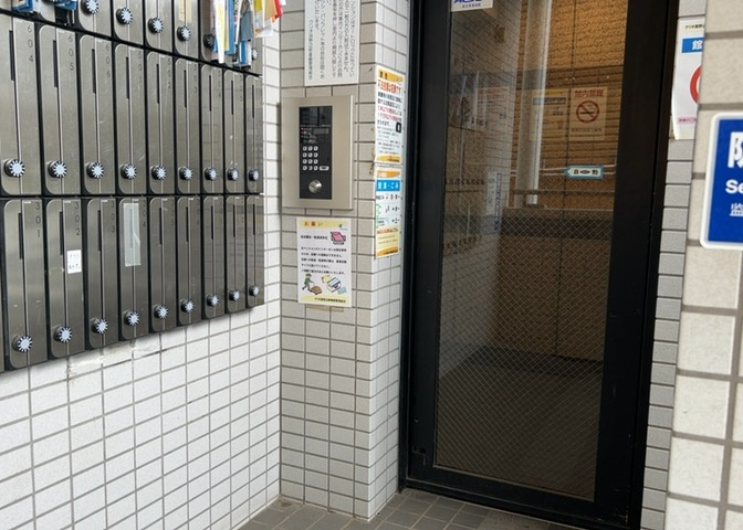 ロビーというと、エントランスと何がちがうの？と思いますよね。実はロビーとエントランスには明確な決まりはありません。物件によっては、エントランスを入って広がるある程度の広さのある空間がロビーとなります。