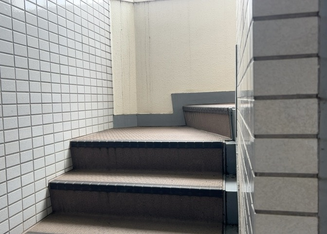 共用部分は、一棟の建物に住む区分所有者全員が共同で所有するとし、共用部分の管理、補修などは、区分所有者で形成される管理組合が行います。個人の判断で勝手に変更することはできませんので覚えておきましょう。