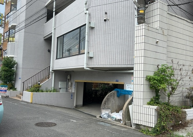 隣家の土地はどうなっているのか、生活利便施設が近くにあるのか、学校まで近いかなど、お客様のライフスタイルにあわせたイメージが重要です。また、近くにあると困る施設が近くにないかも確認するといいでしょう。