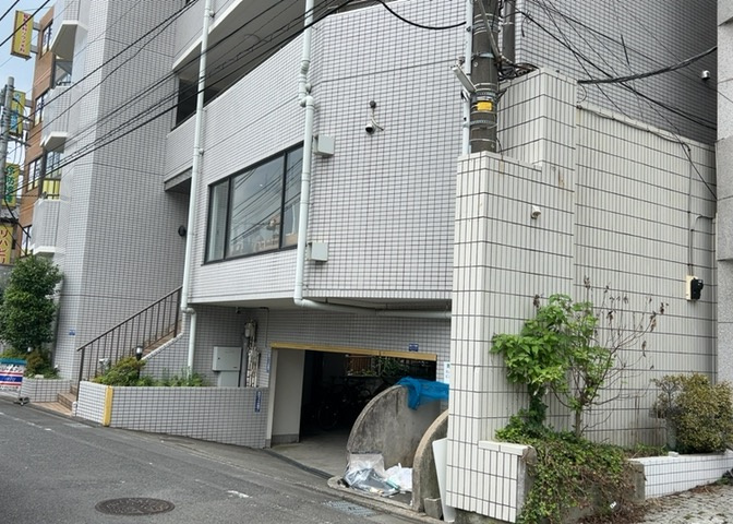 道幅が広い場所は日当たりや風通が良好です。幅が広いのですれ違いも可能ですし大きな車でも駐車可能！一方で、大型車が通ることも多くなるため交通量の増加により騒音に繋がります。また土地の値段が高くなります。
