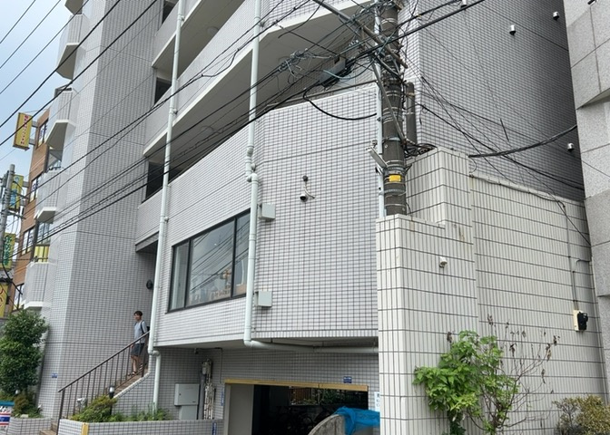 ＲＣ造、Reinforced　Concreteは直訳すると補強されたコンクリートです。主に柱や梁・床・壁が鉄筋とコンクリートで構成おり、鉄筋を組んだ型枠にコンクリートを流し込んで固めたものを指します。