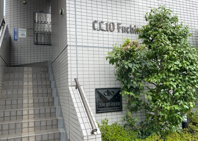 玄関は家の顔でもあり、家族以外の目にも止まる場所です。玄関は外との間を仕切る扉、靴などをしまっておく収納スペース、靴脱ぎのたたきスペース、来客とのやり取りをするドアホンなど複数のアイテムからなります。