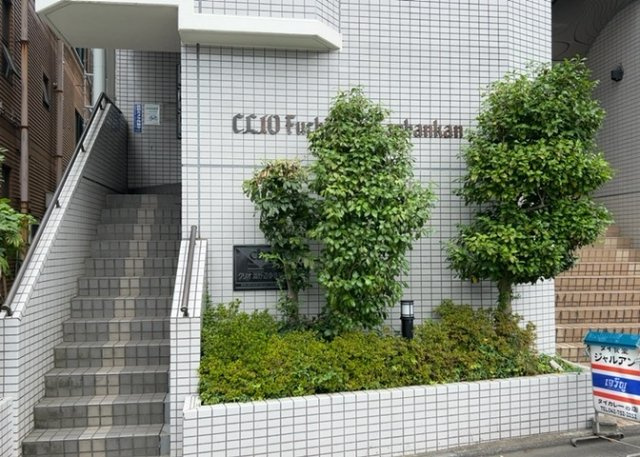 共用部分は、一棟の建物に住む区分所有者全員が共同で所有するとし、共用部分の管理、補修などは、区分所有者で形成される管理組合が行います。個人の判断で勝手に変更することはできませんので覚えておきましょう。