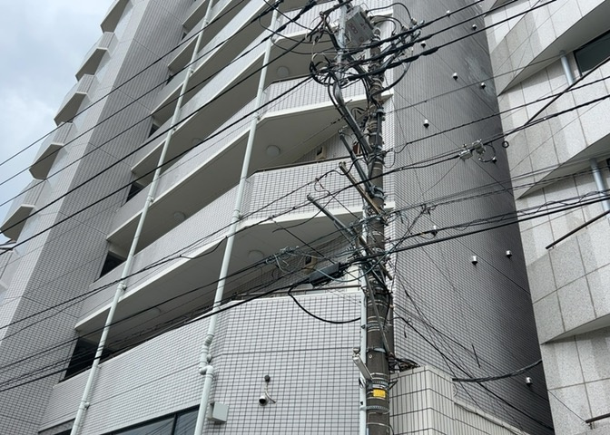 一般的なバルコニーは、奥行1.5ｍ程ですが、ワイルドバルコニーは2ｍまで広がっています。そのため洗濯物の間隔をあけ干すことができ、乾きやすいというメリットや、ガーデニングが楽しめる等の特徴があります。