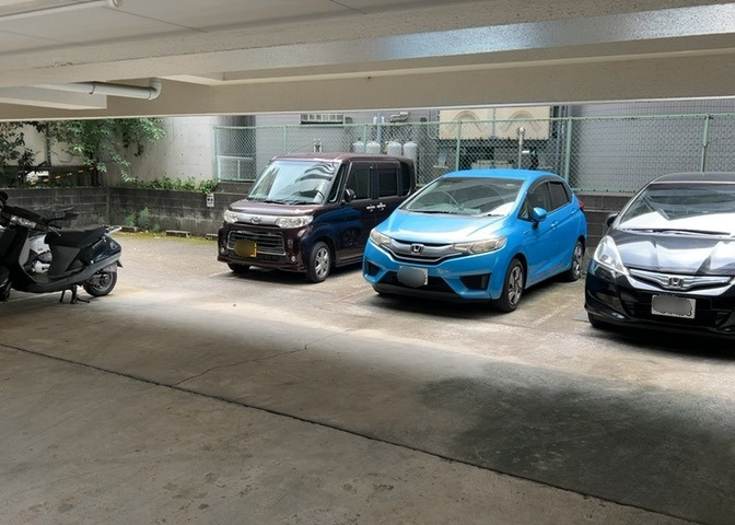 駐車場と明記されていても、最小スペースでつくられた駐車場だと大型車は駐車できなかったり、出入りしにくくなったりする可能性があります。お車のサイズと購入したい物件の駐車場のサイズを現地で確認しましょう。