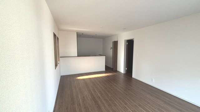 対面式のキッチンですので、ご家族との会話を楽しみながら食事の準備が出来ます。リビングの様子もキッチンから見る事が出来ますよ