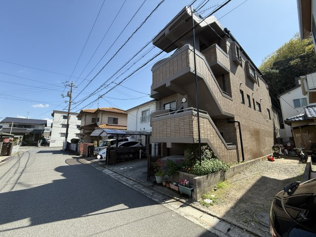RC造の重厚感ある外観が印象的な建物。タイル張りの外観は耐久性にも優れ、メンテナンス性も良好です。1階は駐車場スペースとなっており、実用性の高い設計。周辺は落ち着いた住宅地で、住環境も良好です。