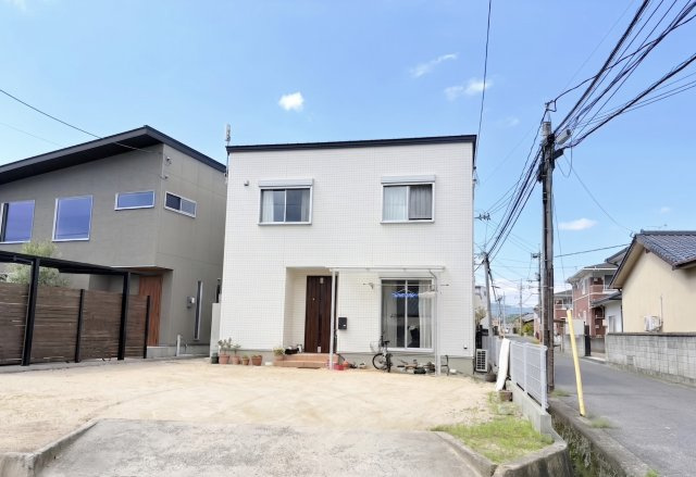 開放感のある角地に位置し、陽当たりの良さが魅力の住まいです。周囲からの圧迫感も感じにくく、明るい室内空間を実現。前面道路からの出入りもしやすく、開放感と利便性を兼ね備えた立地です。