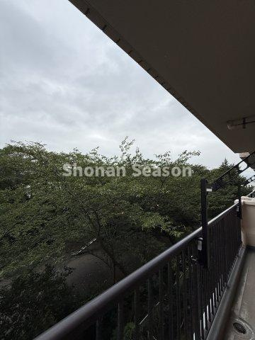 天気の急変でも洗濯物が濡れずに済む、バルコニーは屋根付きです♪