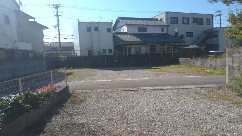 敷地側から道路方向を撮影しました。　お車の出し入れや駐車スペースの取り方をイメージしていただけます。