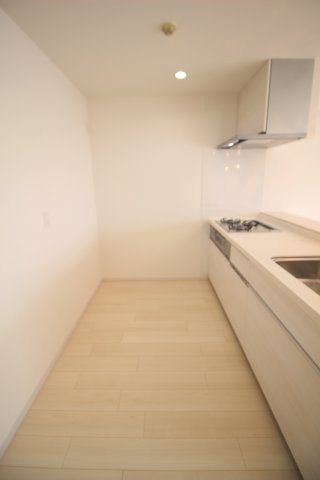 キッチンの後ろにお好みの収納家具を置いてお使いください