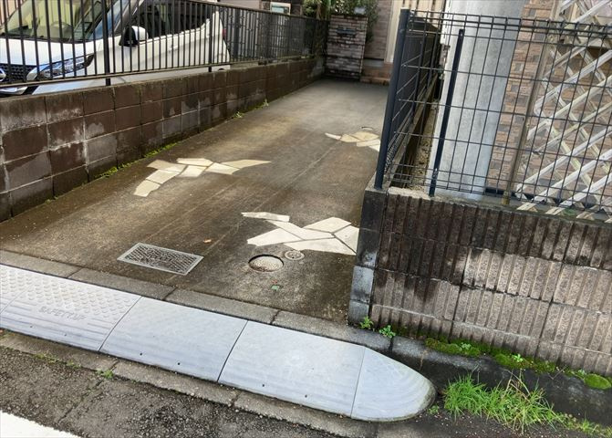 車一台あたりに必要なスペースは、標準サイズの普通自動車で横幅2m50cm、長さ5mは必要になります。ただし、乗降のことも考慮して横幅3m30cm、長さ5m50cmほどは確保できるところを選びましょう。