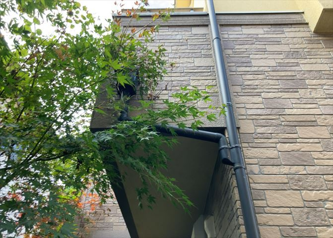 バルコニーは、建物内から室外へ楽に出入りできる便利なスペースです。また、バルコニーには手すりを付けることが義務付けられており、手すりの高さは110cm以上で施工することが建築基準法で定められています。