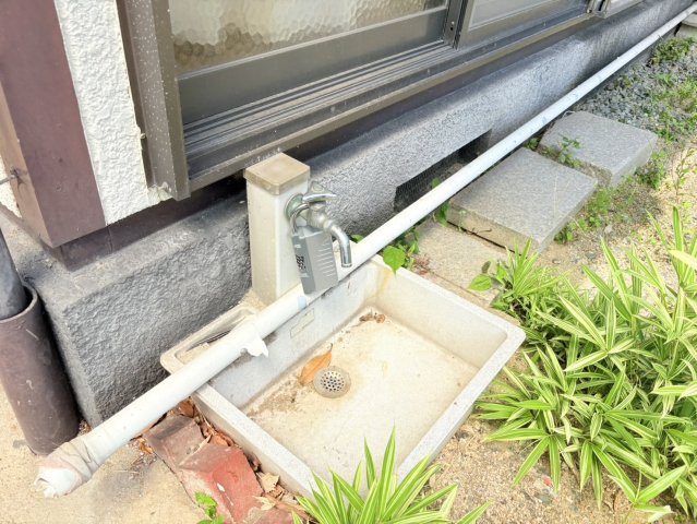 屋外水栓を備えているため、ガーデニングや家庭菜園への水やりはもちろん、洗車や掃除など屋外での作業にも便利です。泥汚れの付いた道具やアウトドア用品なども室内へ持ち込むことなく洗うことができます。