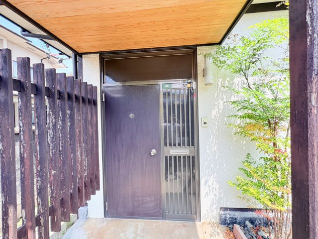 屋根付きの玄関は雨の日でも慌てることなく出入りができ、ご家族や来客を気持ちよく迎えられる住まいの顔です。戸建ならではの落ち着いた雰囲気を演出しています。玄関ドア横には採光部分が設けられています。