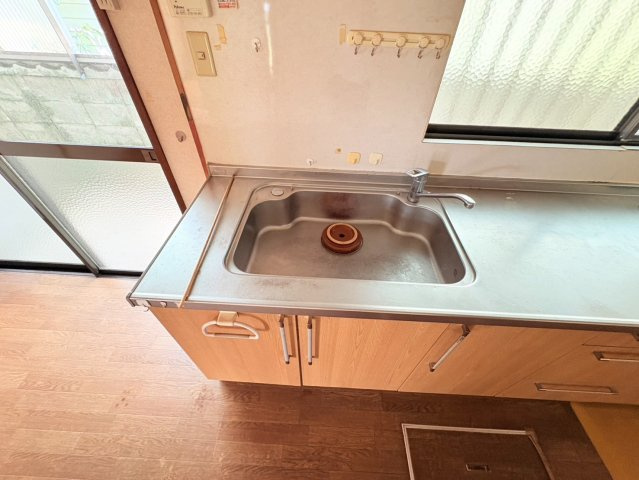 ゆとりあるシンクは洗い物や調理準備がしやすく、毎日の家事を快適にサポートします。作業スペースも確保されているため、食材の下ごしらえや配膳もスムーズです。窓付きで明るく換気もしやすいキッチンです。