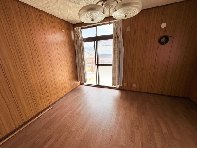 フローリング仕様の洋室は、主寝室としてはもちろん、お子様のお部屋や書斎など幅広い用途に対応できる使い勝手の良い空間です。バルコニーへ直接出入りでき、採光や通風にも恵まれ、一日を通して快適に過ごせます。