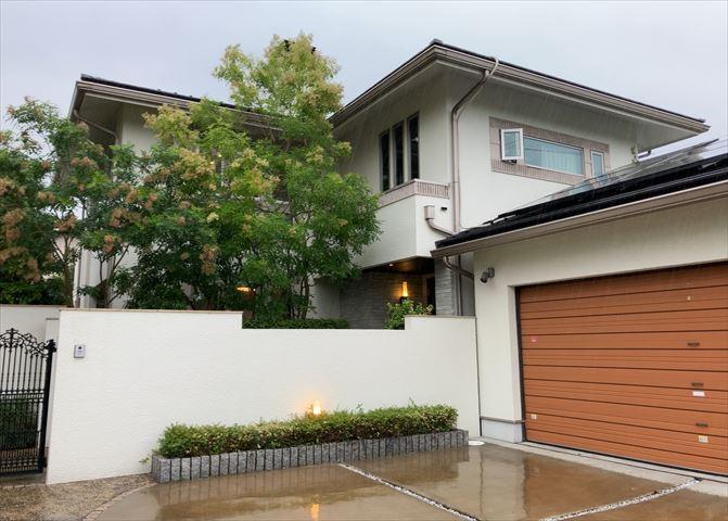 バルコニーは、建物内から室外へ楽に出入りできる便利なスペースです。また、バルコニーには手すりを付けることが義務付けられており、手すりの高さは110cm以上で施工することが建築基準法で定められています。