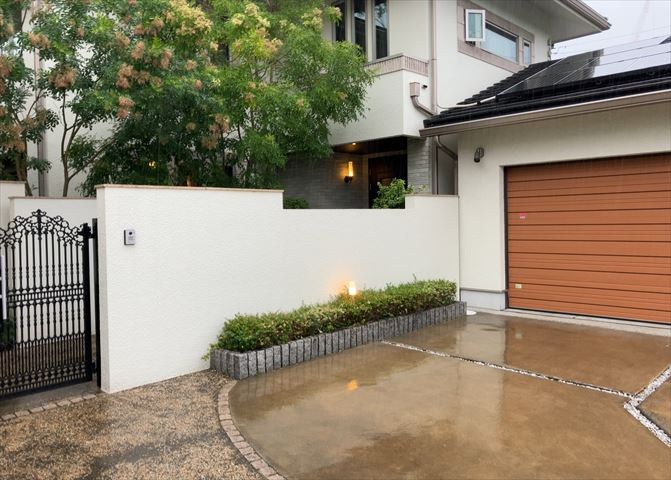 玄関は家の顔と言っても過言ではありません。現地を見学する際は玄関の広さや全体のバランスなどを見てみるといいでしょう。一般的なアプローチのしやすさだけではなく、お年寄りにも優しい設計のものだと安心です。