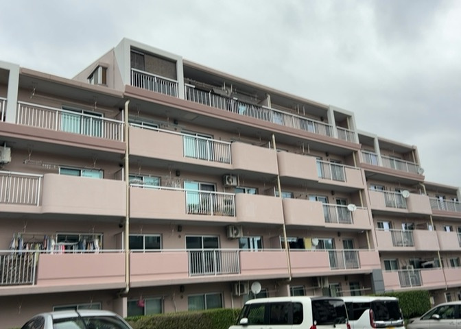 ＲＣ造、Reinforced　Concreteは直訳すると補強されたコンクリートです。主に柱や梁・床・壁が鉄筋とコンクリートで構成おり、鉄筋を組んだ型枠にコンクリートを流し込んで固めたものを指します。