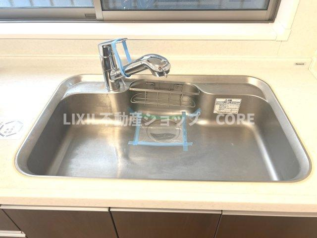 浄水と水道水を切り替えて使用できるスッキリとしたデザインの浄水器一体型水栓。