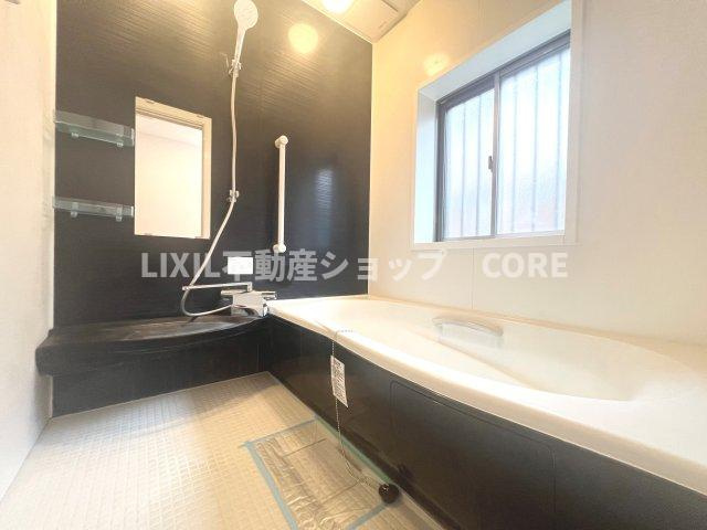 ご家族との憩いの場として、一日の疲れを癒す場として、ゆったりと足を伸ばしてくつろげる浴室。