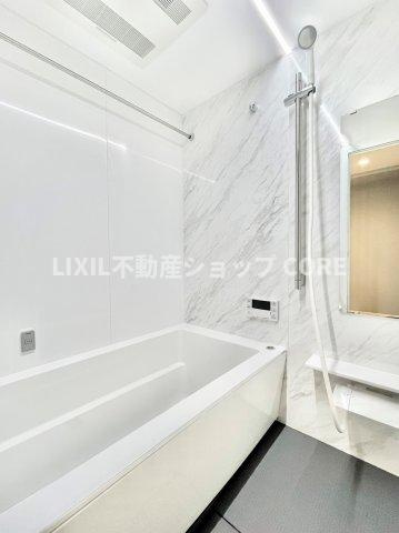 ゆったり入れる一坪バス。足を伸ばして入れるサイズは一日の疲れを癒すのに嬉しい広さですね。　