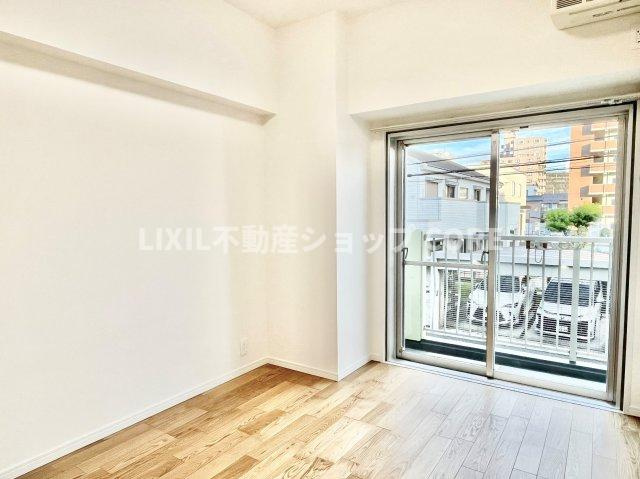 大きな窓からは快適な光を取り入れ、通気性能を上げる事で居心地の良い空間を演出します。　