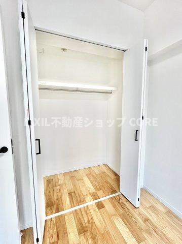 普段着やスーツはもちろんのこと、コート類などもしっかり掛けられます。　