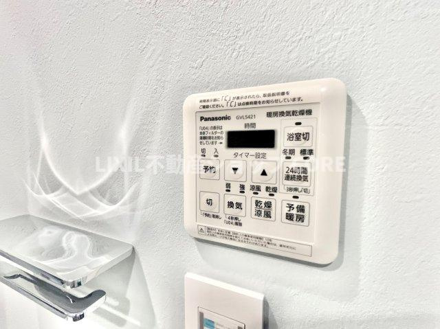 浴室乾燥暖房付のバスルーム。天気や時間を気にせずに、いつでも洗濯物を乾かせます。　