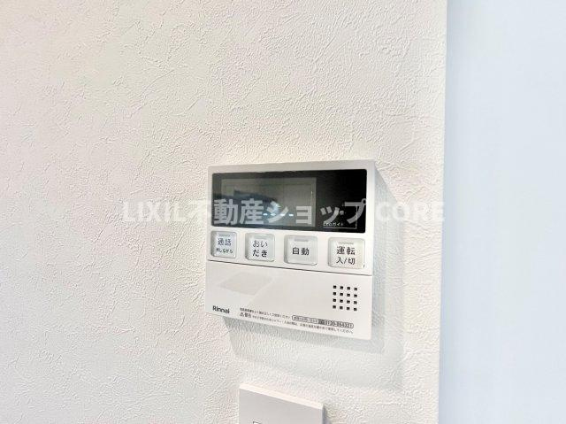 お風呂はボタンひとつで一定量の湯を浴槽に張ったり、保温や追い焚きをすることができる便利な機能付　