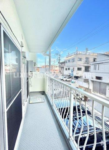 バルコニーは風通しが良く、日中は日当たりも良好です。洗濯物やお布団をたくさん干せます！　