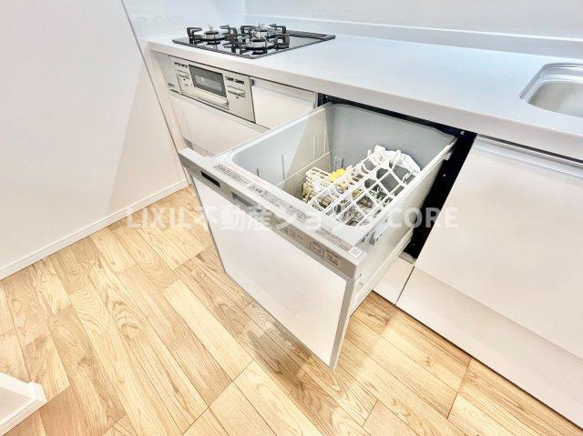 食器洗乾燥機付きで家族の食器もピカピカ。忙しい奥様には欠かせないアイテムのひとつ！！　