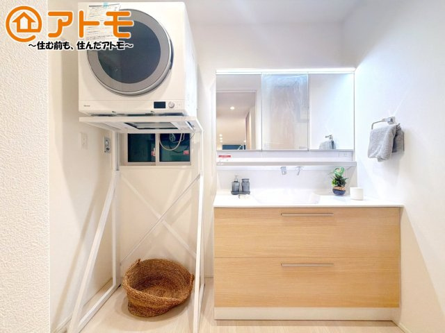 洗面所って朝に混み合いませんか？広々とした脱衣所、3面鏡の独立洗面台で朝の時間を少しお手伝い♪
