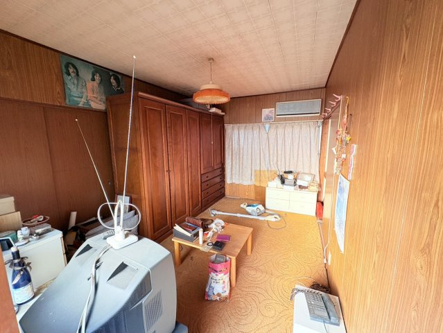2階の洋室は廊下に面した窓から自然光が入り、日中は明るい空間。風通しも良く、室内に開放感をもたらします。生活動線にゆとりがあり、寝室や子供部屋、書斎等としても快適に使える落ち着いた一室です。